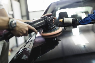 Adam oto tamircisi yörünge Parlatıcı ile. Seçici odak