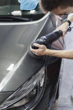 Adam oto tamircisi yörünge Parlatıcı ile. Seçici odak