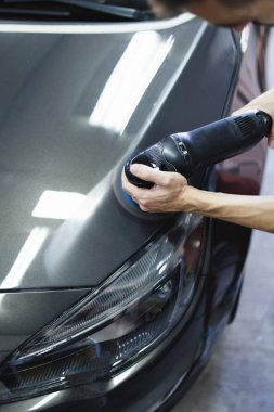 Adam oto tamircisi yörünge Parlatıcı ile. Seçici odak