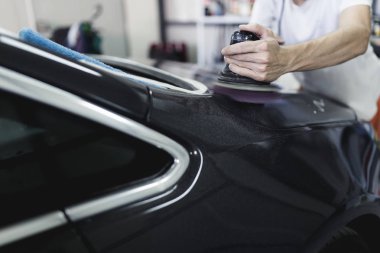 Adam oto tamircisi yörünge Parlatıcı ile. Seçici odak