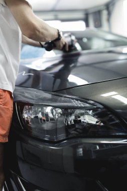 Adam oto tamircisi yörünge Parlatıcı ile. Seçici odak