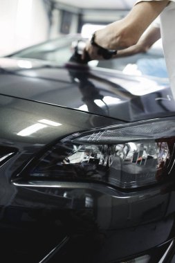Adam oto tamircisi yörünge Parlatıcı ile. Seçici odak
