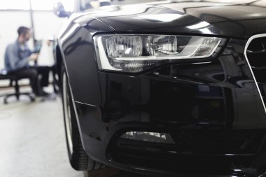 Adam oto tamircisi yörünge Parlatıcı ile. Seçici odak