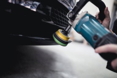 Adam oto tamircisi yörünge Parlatıcı ile. Seçici odak