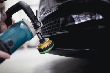 Adam oto tamircisi yörünge Parlatıcı ile. Seçici odak