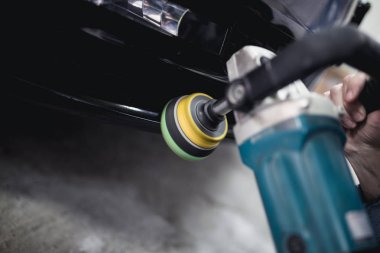 Adam oto tamircisi yörünge Parlatıcı ile. Seçici odak