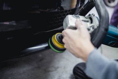 Adam oto tamircisi yörünge Parlatıcı ile. Seçici odak