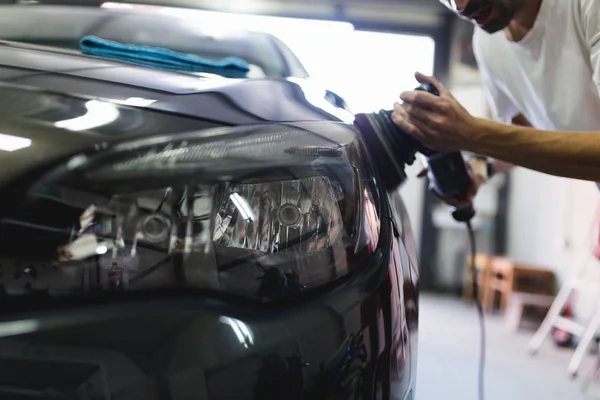 Man Met Orbitale Polijstmachine Auto Reparatiewerkplaats Selectieve Aandacht — Stockfoto