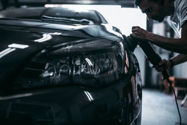 Hombre Con Pulidor Orbital Taller Reparación Automóviles Enfoque Selectivo — Foto de Stock