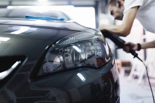 Man Met Orbitale Polijstmachine Auto Reparatiewerkplaats Selectieve Aandacht — Stockfoto