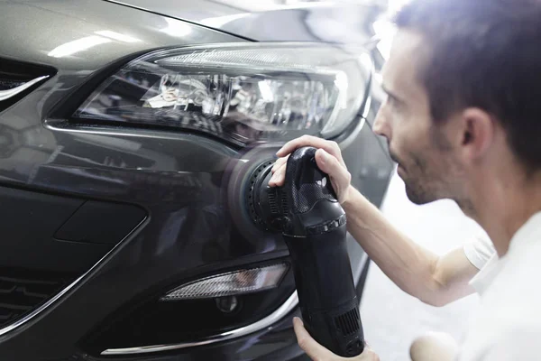 Homme Avec Polisseuse Orbitale Dans Atelier Réparation Automobile Concentration Sélective — Photo