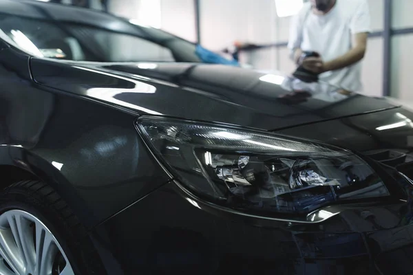 Man Met Orbitale Polijstmachine Auto Reparatiewerkplaats Selectieve Aandacht — Stockfoto