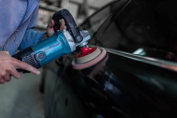 Man Met Orbitale Polijstmachine Auto Reparatiewerkplaats Selectieve Aandacht — Stockfoto