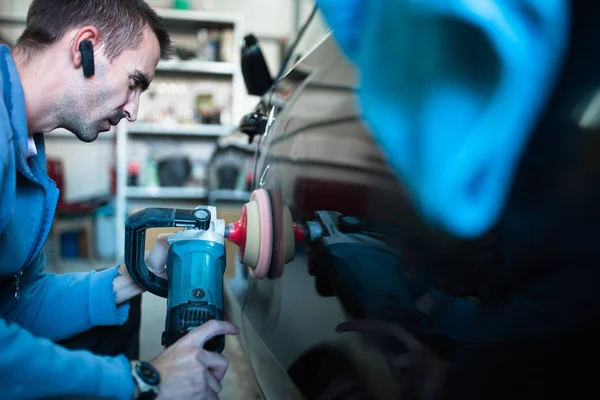 Hombre Con Pulidor Orbital Taller Reparación Automóviles Enfoque Selectivo — Foto de Stock