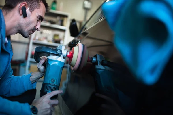 Hombre Con Pulidor Orbital Taller Reparación Automóviles Enfoque Selectivo — Foto de Stock