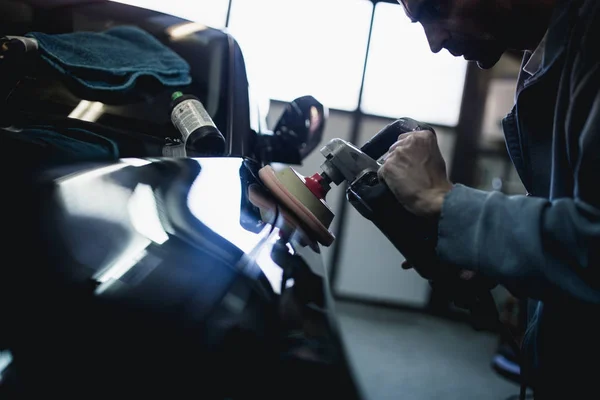 Homme Avec Polisseuse Orbitale Dans Atelier Réparation Automobile Concentration Sélective — Photo