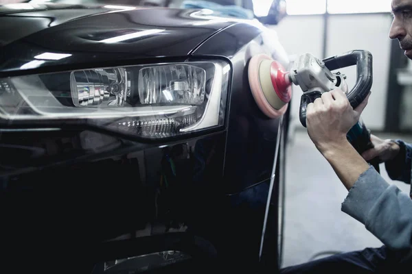 Mann Mit Orbitalpolierer Der Autowerkstatt Selektiver Fokus — Stockfoto