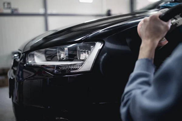 Man Met Orbitale Polijstmachine Auto Reparatiewerkplaats Selectieve Aandacht — Stockfoto