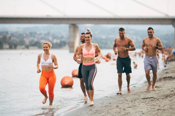 Grupo Gente Joven Atractiva Entrenamiento Fitness Divierten Corren Playa — Foto de Stock