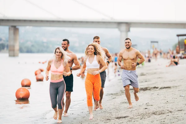 Grupo Gente Joven Atractiva Entrenamiento Fitness Divierten Corren Playa — Foto de Stock