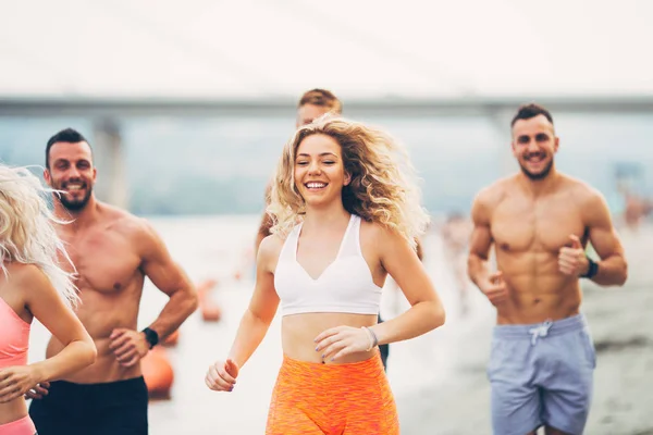 Grupo Gente Joven Atractiva Entrenamiento Fitness Divierten Corren Playa — Foto de Stock