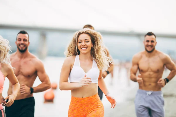 Grupo Gente Joven Atractiva Entrenamiento Fitness Divierten Corren Playa — Foto de Stock