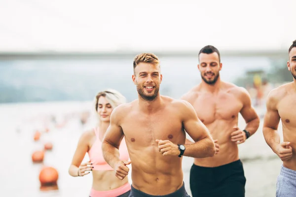 Группа Молодых Привлекательных Людей Фитнес Тренировки Веселятся Бегают Пляже — стоковое фото