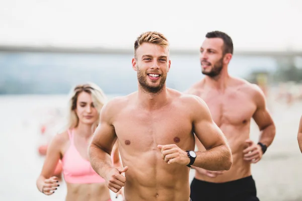 Grupo Gente Joven Atractiva Entrenamiento Fitness Divierten Corren Playa — Foto de Stock