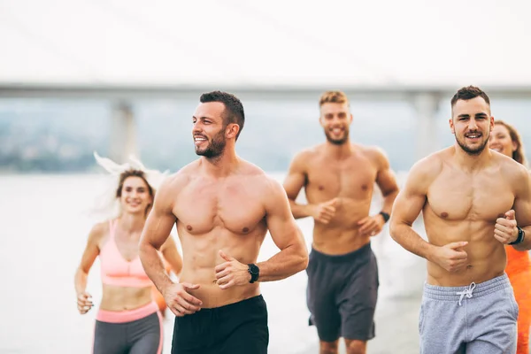 Grupo Gente Joven Atractiva Entrenamiento Fitness Divierten Corren Playa — Foto de Stock