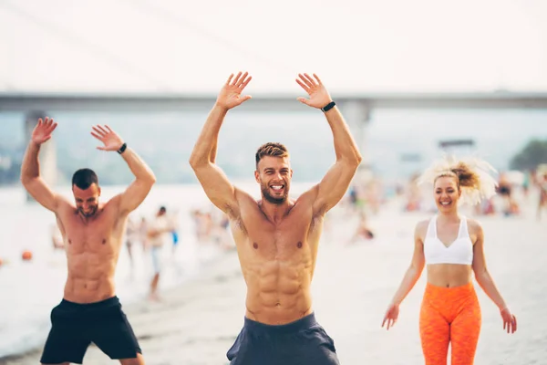 Grupo Jóvenes Atractivos Divirtiéndose Playa Haciendo Algo Ejercicio Físico — Foto de Stock