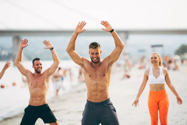 Группа Молодых Привлекательных Людей Веселящихся Пляже Занимающихся Фитнесом — стоковое фото