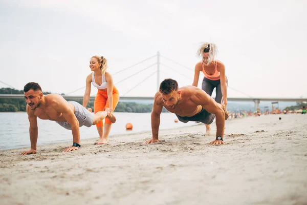 매력적인 사람들이 해변에 운동을 — 스톡 사진