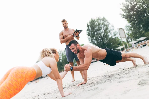 Kelompok Anak Muda Yang Menarik Bersenang Senang Pantai Dan Melakukan — Stok Foto