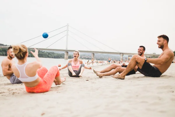 Группа Молодых Привлекательных Людей Веселящихся Пляже Занимающихся Фитнесом — стоковое фото