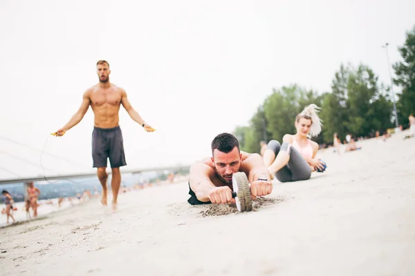 Gruppe Junger Attraktiver Menschen Die Spaß Strand Und Fitness Workout — Stockfoto