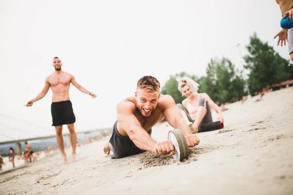 매력적인 사람들이 해변에 운동을 — 스톡 사진