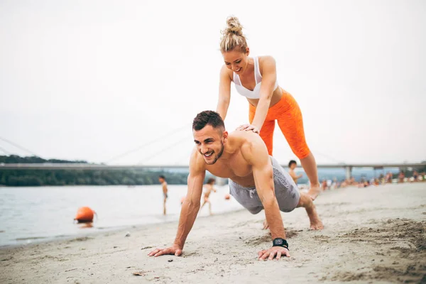 Grupa Młodzieży Atrakcyjne Zabawy Plaży Robi Kilka Ćwiczeń Fitness — Zdjęcie stockowe