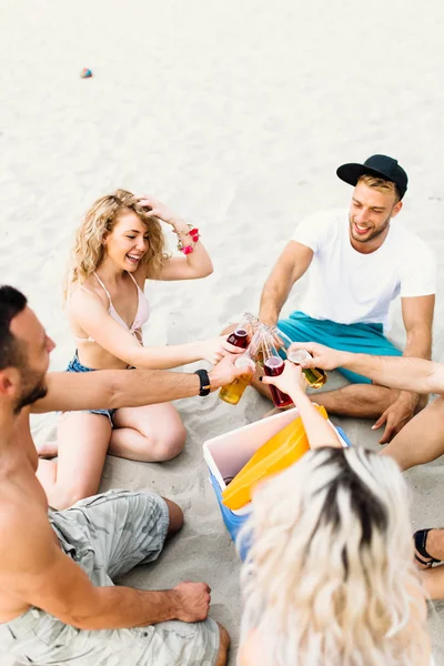 Группа Привлекательных Молодых Людей Наслаждающихся Пляжем Выпивкой Тостами — стоковое фото