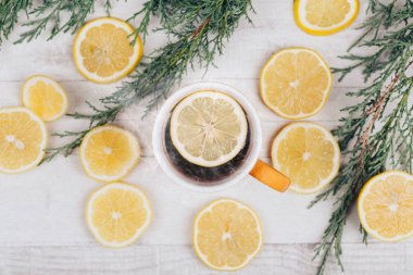 Bardak çay bardağı beyaz ahşap masa limon dilimleri ile kapatın. Yukarıdan fotoğrafı.