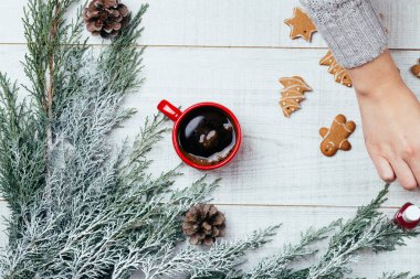 Karlı ahşap arka plan üzerinde Noel ev yapımı gingerbread çerezleri dekorasyon eller güzel bakımlı kadın. Mach retro film bakmak için işleme. Yukarıdan fotoğrafı.