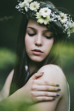 Açık bir beyaz kır çiçekleri poz içinde güzel genç kadın portresi