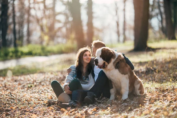 Casal Jovem Desfrutando Natureza Livre Juntamente Com Seu Adorável Filhote — Fotografia de Stock