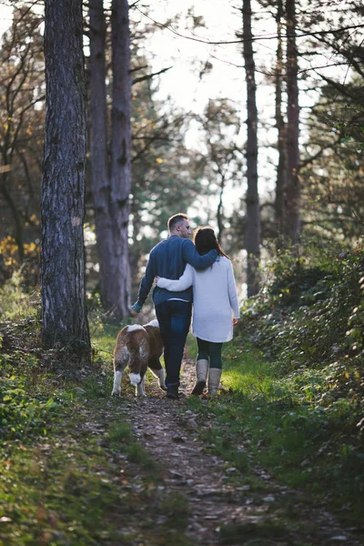 Jeune Couple Profitant Nature Plein Air Avec Leur Adorable Chiot — Photo