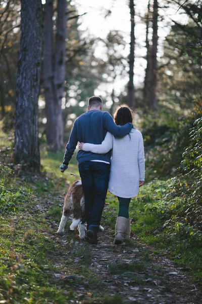 Jeune Couple Profitant Nature Plein Air Avec Leur Adorable Chiot — Photo