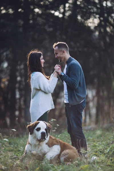 Pareja Joven Disfrutando Naturaleza Aire Libre Junto Con Adorable Cachorro — Foto de Stock