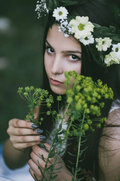 Außenporträt Einer Schönen Jungen Frau Einem Weißen Kleid Die Hinter — Stockfoto