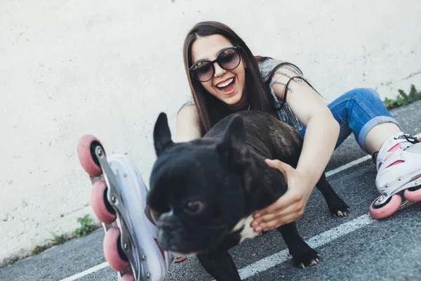 Urban Portrait Beautiful Attractive Girl Roller Skates French Bulldog Sunglasses — Stock Photo, Image