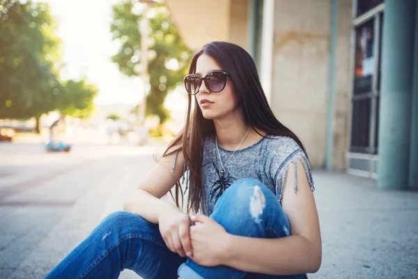 Städtebauliches Portrait Von Schönen Und Attraktiven Mädchen Mit Sonnenbrille Warmen — Stockfoto