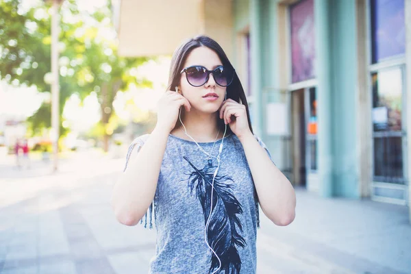 Retrato Urbano Vintage Menina Bonita Atraente Com Óculos Sol Fones — Fotografia de Stock