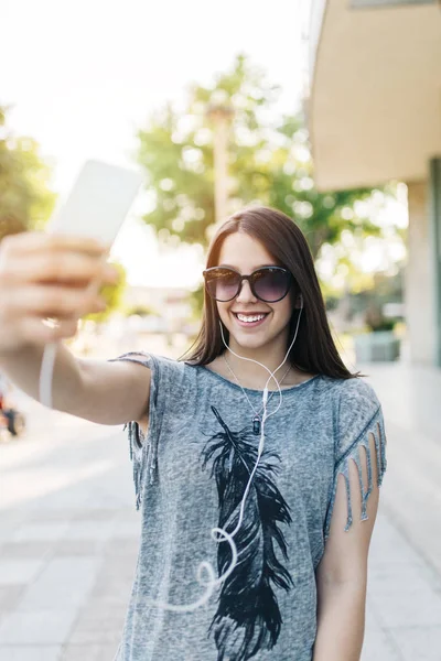 Urban Porträtt Vacker Och Attraktiv Flicka Med Solglasögon Tar Selfie — Stockfoto